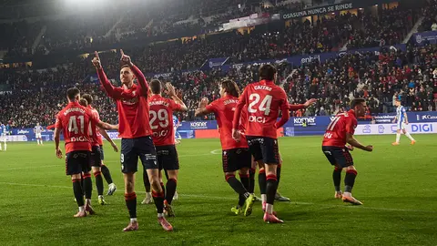 Los jugadores de Osasuna celebran el gol de Ra&uacute;l Garc&iacute;a (3-0) durante el partido de La Liga EA Sports entre CA Osasuna y Deportivo Alav&eacute;s disputado en el estadio de El Sadar en Pamplona. I&Ntilde;IGO ALZUGARAY