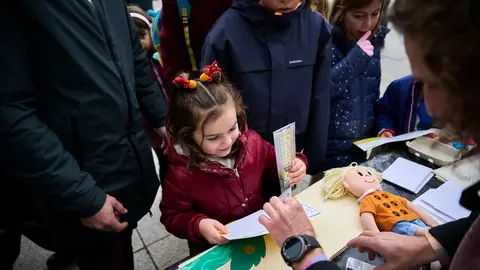 La ONCE informa en la recepci&oacute;n de cartas a los Reyes Magos en Pamplona, con una actividad divulgativa y participativa que pone en valor el sistema de lectoescritura braille, coincidiendo con la celebraci&oacute;n de su 200 aniversario. PABLO LASAOSA