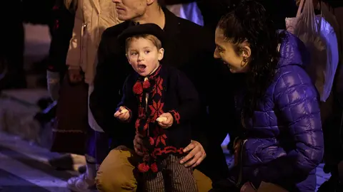 Desfile de Olentzero por las calles de Pamplona en la Nochebuena de 2025. I&Ntilde;IGO ALZUGARAY