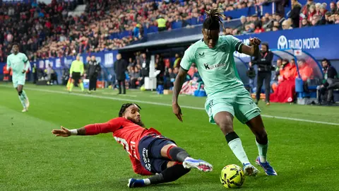 Valentin Rosier (19. CA Osasuna) y Nico Williams (10. Athletic Club) durante el partido de La Liga EA Sports entre CA Osasuna y Athletic Club disputado en el estadio de El Sadar en Pamplona. I&Ntilde;IGO ALZUGARAY