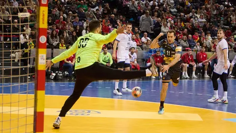 Partido de balonmano entre Espa&ntilde;a y Eslovaquia en el pabell&oacute;n Navarra Arena de Pamplona. I&Ntilde;IGO ALZUGARAY