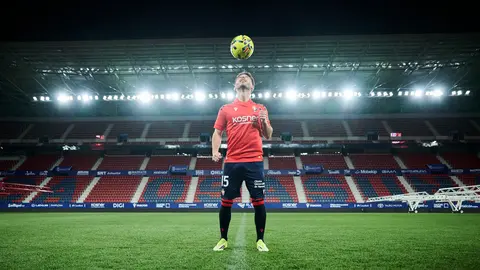 Osasuna presenta a su nuevo jugador Ra&uacute;l Moro. PABLO LASAOSA