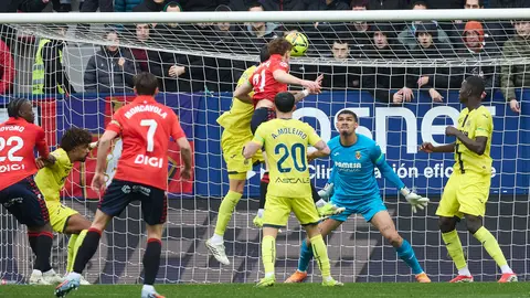 Los jugadores de Osasuna celebran el gol de V&iacute;ctor Mu&ntilde;oz (1-1) durante el partido de La Liga EA Sports entre CA Osasuna y Villarreal CF disputado en el estadio de El Sadar en Pamplona. I&Ntilde;IGO ALZUGARAY