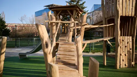 La Gerencia y la Comisi&oacute;n de Urbanismo del Ayuntamiento de Pamplona visitan la nueva zona de juegos infantiles que se ha instalado en el parque Tom&aacute;s Caballero. PABLO LASAOSA