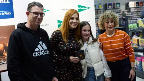 La cantante y compositora navarra Leire Mart&iacute;nez firma su nuevo disco en solitario &ldquo;Historias de aquella ni&ntilde;a&rdquo; en El Corte Ingl&eacute;s de Pamplona. I&Ntilde;IGO ALZUGARAY