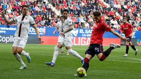 Ante Budimir (17. CA Osasuna) durante el partido de La Liga EA Sports entre CA Osasuna y RCD Mallorca disputado en el estadio de El Sadar en Pamplona. I&Ntilde;IGO ALZUGARAY