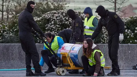 Cortada durante dos horas la PA-30 por la presencia de cuatro personas con barriles de cemento con motivo de la huelga general del 17 de marzo. EDUARDO SANZ / EUROPA PRESS