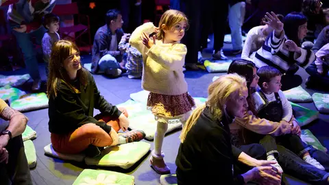 Puesta en escena del espect&aacute;culo "Danzad, danzad, bebitos" para ni&ntilde;os y acompa&ntilde;antes. PABLO LASAOSA