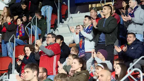 La grada del estadio de El Sadar durante el partido de La Liga EA Sports entre CA Osasuna y Girona FC disputado en Pamplona. I&Ntilde;IGO ALZUGARAY