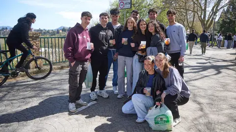 Almuerzo, botell&oacute;n y fiesta previa a la Carpa Universitaria de Primavera 2026 de los estudiantes de la Universidad P&uacute;blica de Navarra en el parque de la Medialuna de Pamplona. I&Ntilde;IGO ALZUGARAY