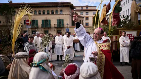 Procesi&oacute;n y bendici&oacute;n de ramos y palmas durante el Domingo de Ramos 2026. PABLO LASAOSA