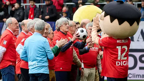 Homenaje a la plantilla de CA Osasuna que logr&oacute; el ascenso a Primera Divisi&oacute;n en 1980. I&Ntilde;IGO ALZUGARAY
