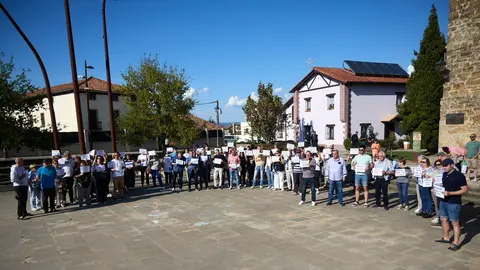 Concentraci&oacute;n vecinal en Beriain para denunciar la p&eacute;rdida de un recurso social esencial y reclamar soluciones ante la ocupaci&oacute;n de dos inmuebles del municipio. I&Ntilde;IGO ALZUGARAY