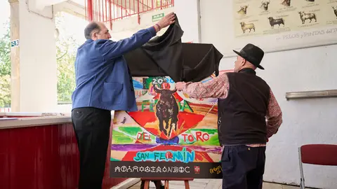 Una obra del pintor Carlos Franco anuncia la Feria del Toro de los Sanfermines de 2026. PABLO LASAOSA
