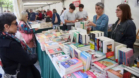 Feria del D&iacute;a del Libro y de la Flor 2026 en la avenida Carlos III de Pamplona. I&Ntilde;IGO ALZUGARAY