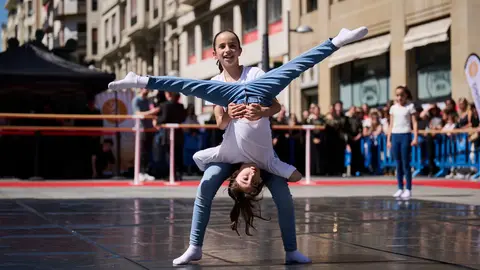 El alumnado de las escuelas que componen la Asociaci&oacute;n Haizea de Navarra realiza una serie de exhibiciones de distintos estilos y niveles para celebrar el D&iacute;a Internacional de la Danza. PABLO LASAOSA