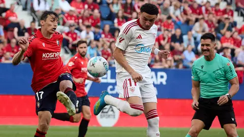 Ante Budimir (17. CA Osasuna), Rub&eacute;n Vargas (11. Sevilla FC) y Miguel Angel Ortiz Arias (&aacute;rbitro del partido) durante el partido de La Liga EA Sports entre CA Osasuna y Sevilla FC disputado en el estadio de El Sadar en Pamplona. I&Ntilde;IGO ALZUGARAY