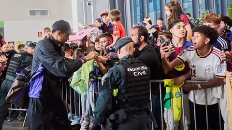 Llegada de la plantilla del FC Barcelona al aeropuerto de Noain para jugar el partido de La Liga EA Sports contra Osasuna en el estadio de El Sadar. I&Ntilde;IGO ALZUGARA