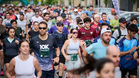 Miles de personas corren en la Media marat&oacute;n de Pamplona. PABLO LASAOSA