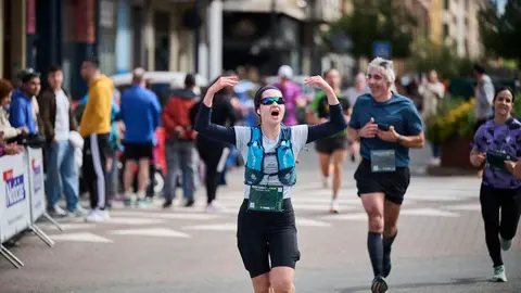 Miles de personas corren en la Media marat&oacute;n de Pamplona. PABLO LASAOSA