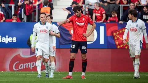 Los jugadores del RCD Espanyol celebran el gol de Kike Garc&iacute;a (1-2) durante el partido de La Liga EA Sports entre CA Osasuna y RCD Espanyol disputado en el estadio de El Sadar en Pamplona. I&Ntilde;IGO ALZUGARAY