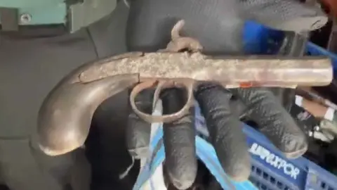 Arma decomisada por la Guardia Civil. GUARDIA CIVIL