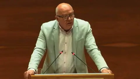 Emilio Jim&eacute;nez en la tribuna del Parlamento.