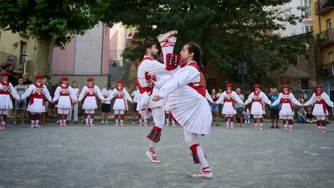 El grupo de danzas Duguna baila la tradicional soka -dantza de la v&iacute;spera de San Juan. PABLO LASAOSA