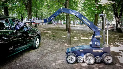 El equipo TEDAX de la Polic&iacute;a Nacional realiza un simulacro en Pamplona para prepararse para San Ferm&iacute;n. VILLAR L&Oacute;PEZ / EFE