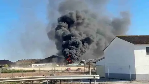 Incendio en una empresa de servicios ecol&oacute;gicos de Cintru&eacute;nigo.