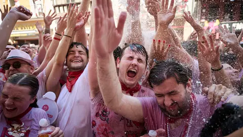 Miles de personas disfrutan del Chupinazo de San Ferm&iacute;n 2026. PABLO LASAOSA