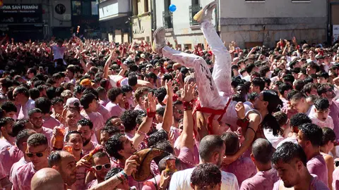 Miles de personas celebran el Chupinazo en la Plaza del Ayuntamiento de Pamplona, con el que se da inicio a las Fiestas de San Ferm&iacute;n 2026. I&Ntilde;IGO ALZUGARAY