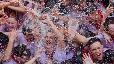 Pamplona. Navarra. 6 julio 2026. Fiestas. Sanfermines.
Ambiente por las calles de Pamplona en los momentos posteriores al Chupinazo que ha dado inicio a las Fiestas de San Fermin 2026 con el ya tradicional lanzamiento de agua desde los balcones, en Pamplona a 6 de julio de 2026. Cr&eacute;dito: I&ntilde;igo Alzugaray / Cordon Press