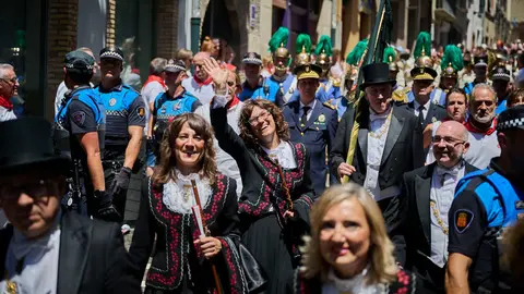 La Corporaci&oacute;n Municipal acompa&ntilde;a al Cabildo a la Catedral tras la procesi&oacute;n de San Ferm&iacute;n 2026. PABLO LASAOSA