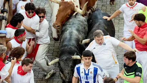 Segundo encierro de San Ferm&iacute;n 2026 con toros de Cebada Gago en el tramo de Telef&oacute;nica y entrada del callej&oacute;n de la plaza. I&Ntilde;IGO ALZUGARAY