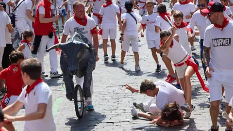 Encierro Txiki en la Cuesta de Santo Domingo de Pamplona durante las fiestas de San Ferm&iacute;n 2026. I&Ntilde;IGO ALZUGARAY