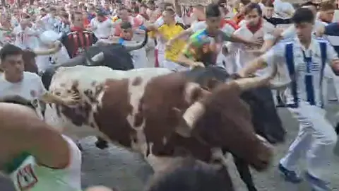 Captura del v&iacute;deo del encierro de los toros de Victoriano del R&iacute;o, bajando el callej&oacute;n