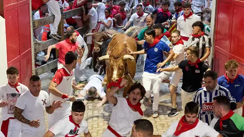 Cuarto encierro de San Ferm&iacute;n 2026 con toros de la ganader&iacute;a de &Aacute;lvaro N&uacute;&ntilde;ez en el tramo del callej&oacute;n y entrada a la plaza. I&Ntilde;IGO ALZUGARAY