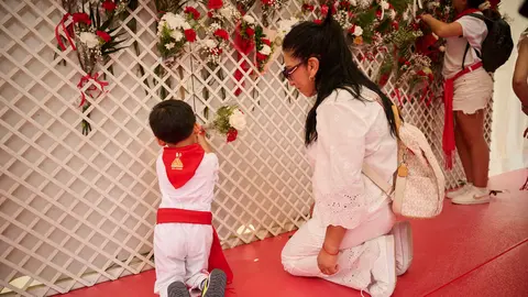 Ofrenda floral infantil a San Ferm&iacute;n durante las fiestas de 2026. PABLO LASAOSA