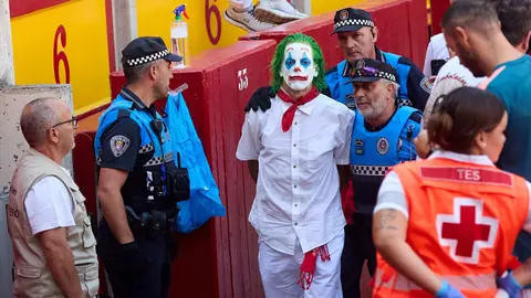 Suelta de vaquillas en la Plaza de Toros de Pamplona tras el quinto de San Ferm&iacute;n 2026. I&Ntilde;IGO ALZUGARAY