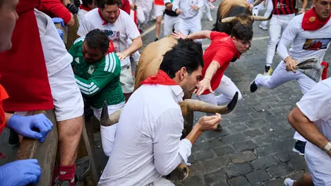 Sexto encierro de San Ferm&iacute;n 2026 con toros de La Palmosilla en la curva de Telef&oacute;nica. PABLO LASAOSA