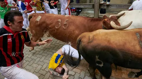 Sexto encierro de San Ferm&iacute;n con toros de La Palmosilla en la bajada al callej&oacute;n. IRANZU LARRASOA&Ntilde;A
