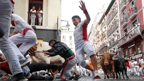 PAMPLONA, 12/07/2026.- Los toros de la ganader&iacute;a gaditana de La Palmosilla entran en la curva de Mercaderes durante el sexto encierro de los Sanfermines 2026, este domingo en Pamplona. EFE/Villar L&oacute;pez