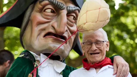 La Comparsa de Gigantes y Cabezudos visitan a los y las residentes de la Casa de la Misericordia de Pamplona durante las fiestas de San Ferm&iacute;n 2026. I&Ntilde;IGO ALZUGARAY