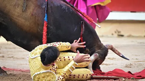 El torero Jim&eacute;nez Fortes pierde el equilibrio y se cae delante de la cara del toro durante la lidia a su segundo de la tarde en la octava de abono de la Feria del Toro de los Sanfermines 2026 con toros de la ganader&iacute;a gaditana de La Palmosilla y en la que comparte cartel con los diestros Fernando Adri&aacute;n y Samuel Naval&oacute;n. EFE/ Daniel Fern&aacute;ndez.
