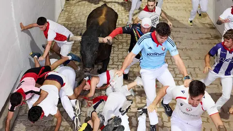 S&eacute;ptimo encierro de San Ferm&iacute;n 2026 con toros de la ganader&iacute;a de Miura en el tramo del callej&oacute;n y entrada a la plaza. I&Ntilde;IGO ALZUGARAY