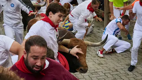 &Uacute;ltimo encierro de San Ferm&iacute;n 2026 con toros de Jandilla en la bajada al callej&oacute;n. PABLO LASAOSA