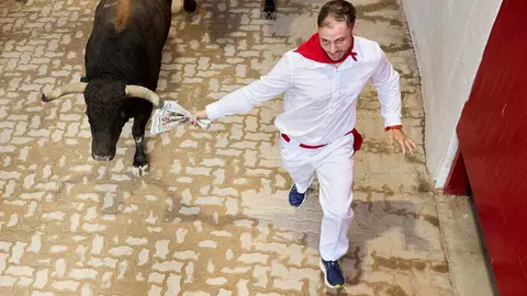 Octavo y &uacute;ltimo encierro de San Ferm&iacute;n 2026 con toros de la ganader&iacute;a de Jandilla en el tramo del callej&oacute;n y entrada a la plaza. I&Ntilde;IGO ALZUGARAY