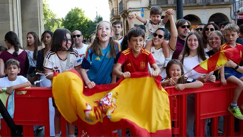 El jugador navarro campe&oacute;n del Mundial de F&uacute;tbol, Mikel Merino, y el psic&oacute;logo deportivo de la selecci&oacute;n espa&ntilde;ola, Javier L&oacute;pez Vallejo, han sido recibidos en el Palacio de Navarra por la Presidenta foral, Mar&iacute;a Chivite, tras lo cual han salido al balc&oacute;n a saludar a la afici&oacute;n navarra. I&Ntilde;IGO ALZUGARAY