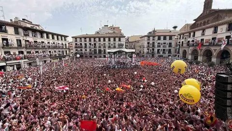 Tudela inicia sus fiestas al grito de "Pedro S&aacute;nchez, hijo de puta" y "Que viva Espa&ntilde;a" de Manolo Escobar. PABLO LASAOSA